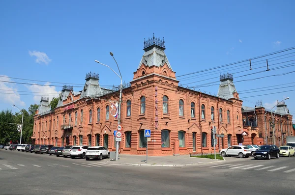 Barnaul, Rusia, 17 de agosto de 2016. Tienda "Red". Monumento de arquitectura de principios del siglo XX en Barnaul — Foto de Stock