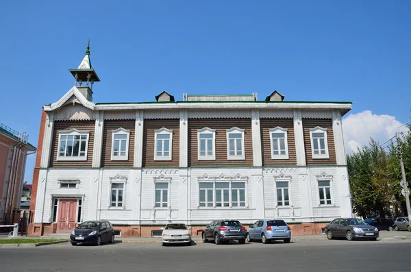 Barnaul, Ryssland, augusti 17, 2016. Bilar är nära det gamla huset i korsningen av Pusjkin street och Freedom square i Barnaul, tidigare damernas gymnasium — Stockfoto