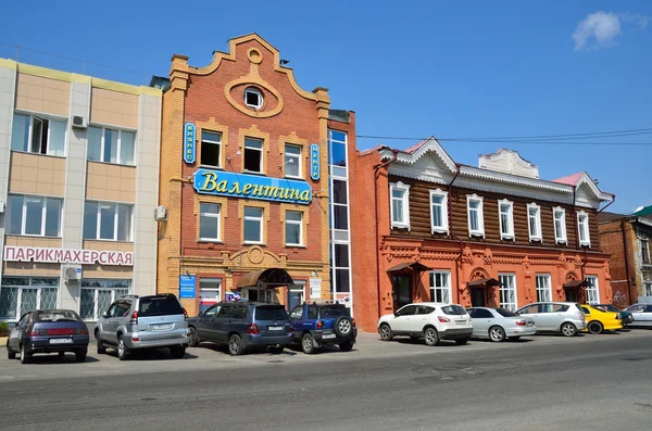 Barnaul, Ryssland, augusti, 17, 2016.Cars är på gatan Pushkin — Stockfoto