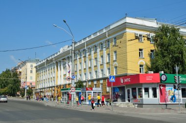 Barnaul, Rusya, Ağustos, 17, 2016. Altay yürüyen insanlar Lenin Bulvarı Barnaul'Tıp Üniversitesi Devlet