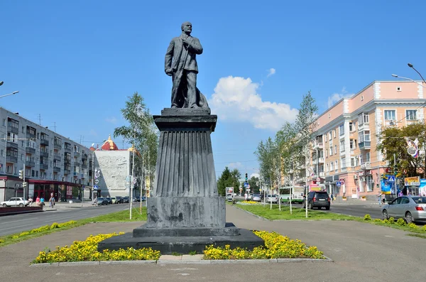 Барнаул, Россия, 17 августа 2016 г. Памятник Владимиру Ленину в центре Барнаула на проспекте Ленина, Россия — стоковое фото