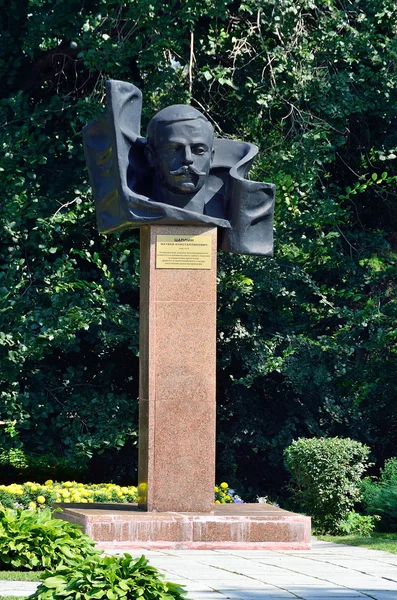Barnaul，俄罗斯，2016 年 8 月 17 日。Nlbody，对主席的军事革命委员会和工人 Barnaul 理事会马克西姆-· 康斯坦丁诺维奇 · 察普林纪念碑 '和士兵' 代表 — 图库照片