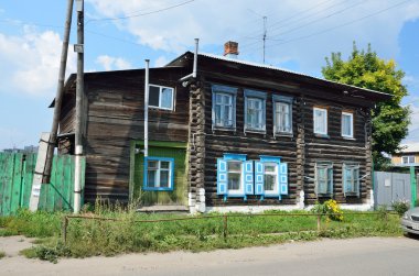 Barnaul, Rusya, Ağustos, 17, 2016. Kimse, Barnaul Polzunov Caddesi üzerinde eski ahşap ev