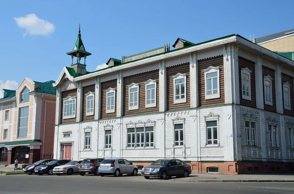 Barnaul, Ryssland, augusti 17, 2016. Bilar är nära det gamla huset i korsningen av Pusjkin street och Freedom square i Barnaul, tidigare damernas gymnasium — Stockfoto