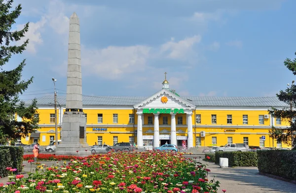 Barnaul, Rusia, 17 de agosto de 2016. La columna de Demidov en la plaza Demidov en Barnaul en el verano — Foto de Stock