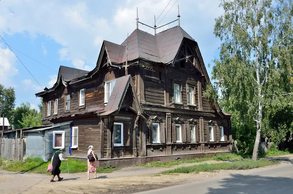 Barnaul, Ryssland, augusti 17, 2016. Det gamla huset på gatan av Polzunov i Barnaul i sommar — Stockfoto