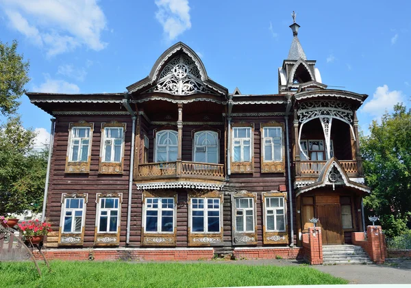 Barnaul, Rússia, 17 de agosto de 2016. Casa de comerciantes de Shadrins na avenida Krasnoarmeysky em Barnaul — Fotografia de Stock