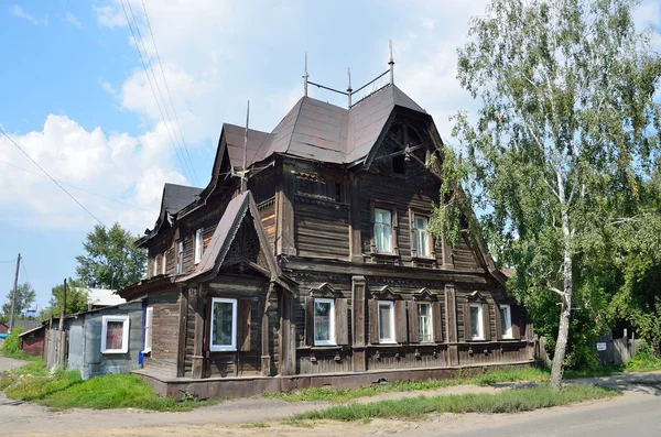 Barnaul, Ryssland, augusti 17, 2016. Det gamla huset på gatan av Polzunov i Barnaul i sommar — Stockfoto