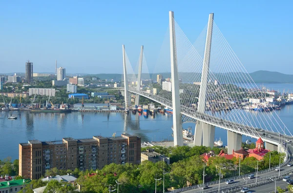 Władywostok, Rosja, 01 czerwiec 2016. Most przez Golden horn bay we Władywostoku w słoneczny dzień — Zdjęcie stockowe