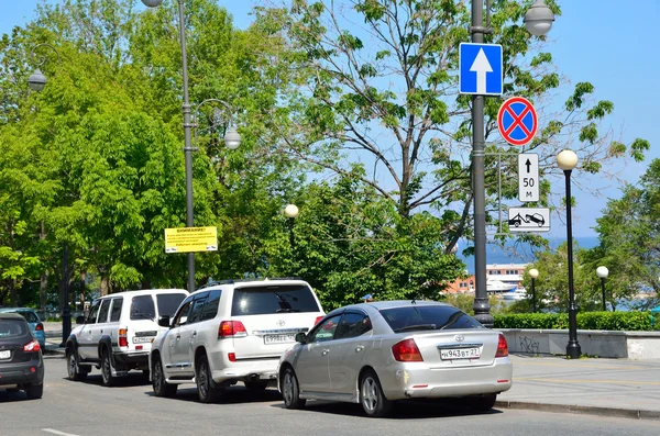 Vladivostok, Rússia, 03 de junho de 2016. carros estacionados sob um sinal de proibição "No stop" na rua Svetlanskaya — Fotografia de Stock
