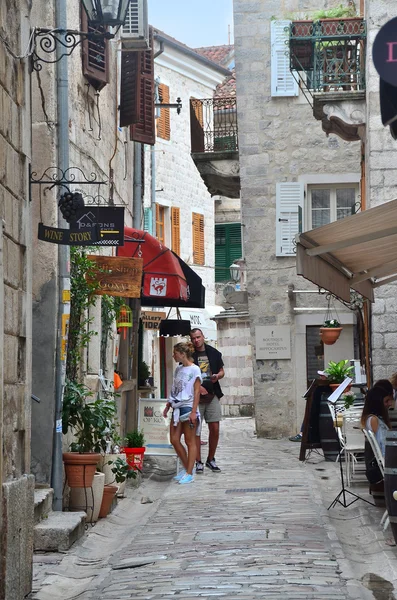 Ciudad de Kotor, Montenegro, 21 de junio de 2015, Turistas caminando en la antigua Kotor — Foto de Stock