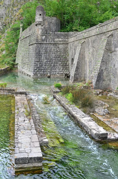 Ciudad de Kotor, Montenegro, murallas de la antigua fortaleza Kotor —  Fotos de Stock