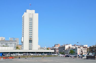 Vladivostok, Rusya, Haziran, 03, 2016. Bölgesel Yönetim Binası ve Vladivostok devrimin savaşçıların Meydanı yakınında arabalar
