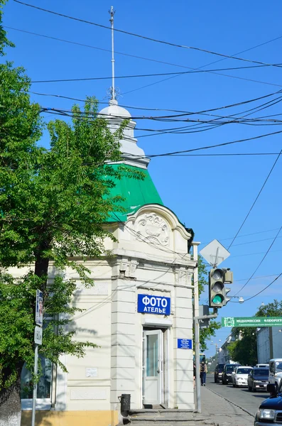 블라디보스토크, 러시아, 6 월 3, 2016. 자동차는 거리 Svetlanskaya, 134에 혁명 이전에 건축 된 맨션 근처입니다. -사진 스튜디오 "Etude" — 스톡 사진