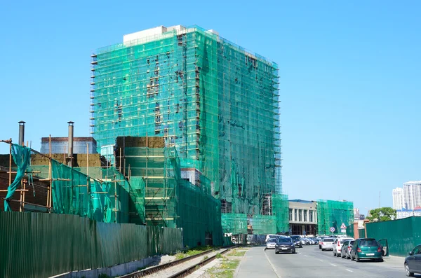 Vladivostok, Rusia, 03 de junio de 2016. Los coches están cerca de Unfinished - multifuncional tipo de negocio complejo hotelero, "Hyatt Regency Vladivostok" - Cuerno de oro " —  Fotos de Stock