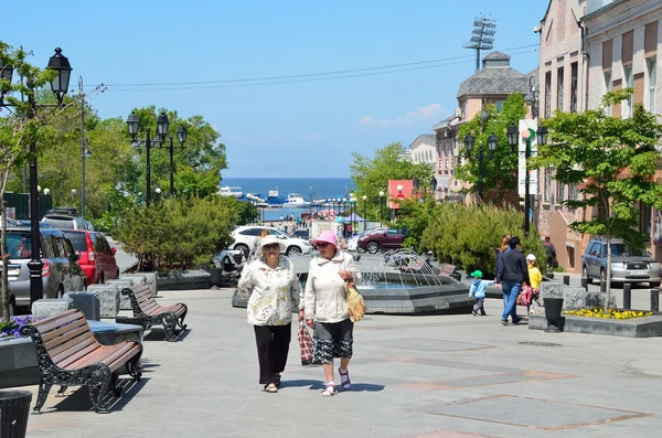 Vladivostok, Russia, June, 01, 2016. Старушки ходят по улице адмирала Фокина летом — стоковое фото