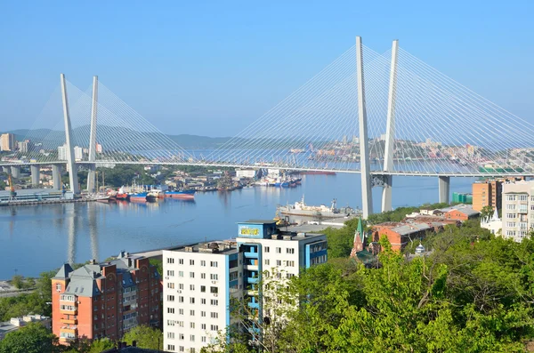 Vladivostok, Rússia, 01 de junho de 2016. A ponte através da baía de chifre dourado em Vladivostok em dia ensolarado — Fotografia de Stock