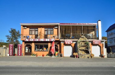 Dzhubga, Rusya, 26 Ekim 2016. Kimse, yol kenarında otel 