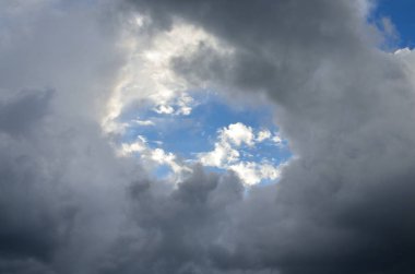 Hava tahmini. Bulutlu, ışık