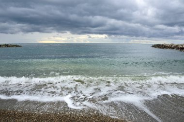 Rusya, Krasnodar bölgesi, Dzhubga. Deniz kıyısında, Karadeniz önce yağmur
