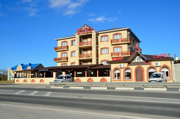 Dzhubga, Rússia, 26 de outubro de 2016. Hotel Maras prestígio no centro da aldeia de Dzhubga em tempo ensolarado — Fotografia de Stock