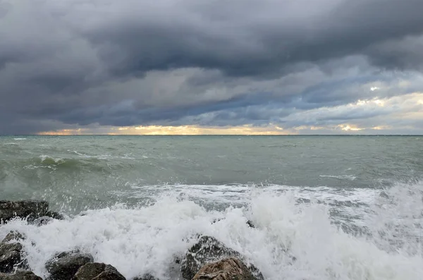 Rusya, Krasnodar bölgesi, Dzhubga. Ekim ayında Karadeniz fırtınası