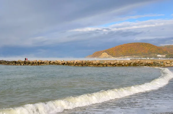 Пляжный Сезон Закончился Две Одинокие Фигуры Идущие Вдоль Волнореза Джубге — стоковое фото