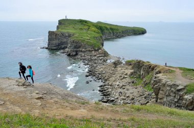 Vladivostok, Rusya, Haziran, 19, 2016. Rus Adası, Tabizin Cape kayalık kıyısında yürüyen turist