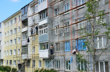 Vladivostok, Rusya, Haziran, 01, 2016. Onarım ve Restorasyon çalışmaları tipik bir beş katlı bina
