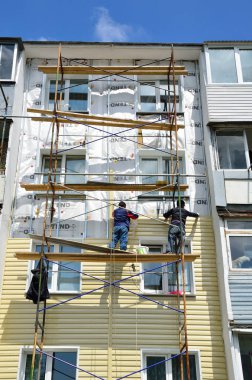 Vladivostok, Rusya, Haziran, 01, 2016. Onarım ve Restorasyon çalışmaları tipik bir beş katlı bina