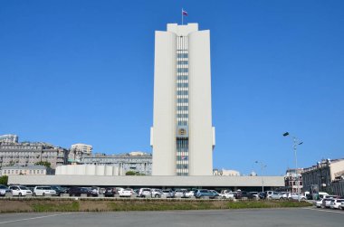 Vladivostok, Rusya, Haziran, 03, 2016. Bölgesel Yönetim Binası ve Vladivostok devrimin savaşçıların Meydanı yakınında güneşli bir günde insanlar
