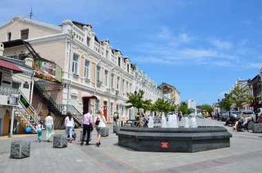 Vladivostok, Rusya, Haziran, 01, 2016. Amiral Fokin sokakta yürüme ve cep telefonları üzerinde konuşmak insanlar