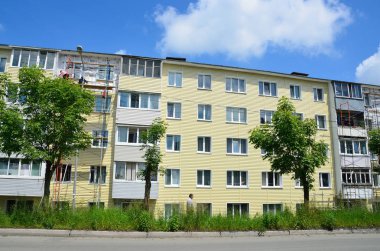 Vladivostok, Rusya, Haziran, 01, 2016. Onarım ve Restorasyon çalışmaları tipik bir beş katlı bina