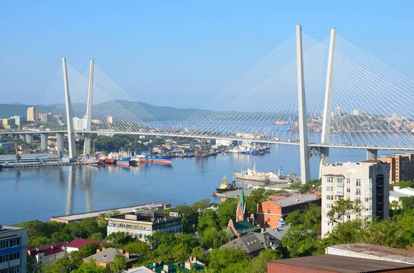 Rusland, de brug over de Gouden Hoorn baai in Vladivostok in zonnige dag — Stockfoto