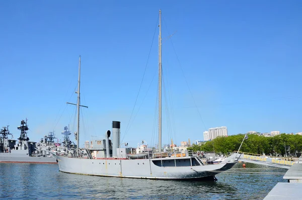 Vladivostok, Rusia, 03 de junio de 2016. Nadie, "Banderín Rojo", barco museo amarrado en Vladivostok — Foto de Stock