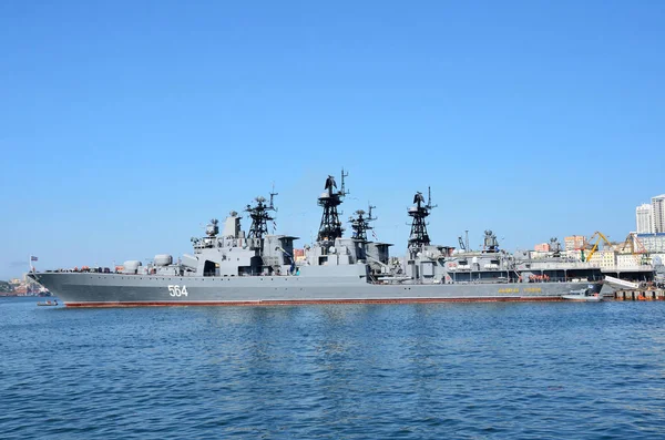 Vladivostok, Russia, June, 03, 2016. Large anti-submarine ship of Pacific fleet, "Admiral Tributs" — Stock Photo, Image