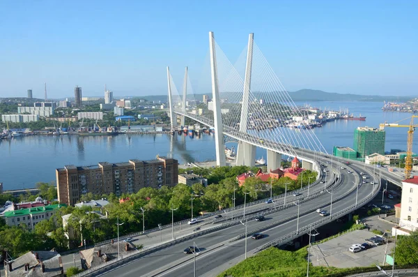 Rusland, de brug over de Gouden Hoorn baai in Vladivostok in zonnige dag — Stockfoto