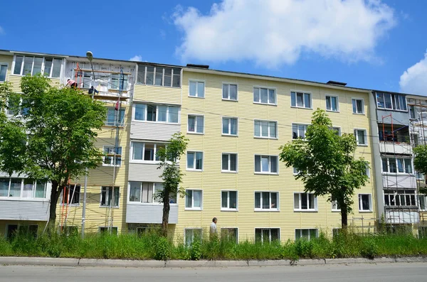 Vladivostok, Russia, June, 01, 2016. Repair and restoration work of a typical five storey building — Stock Photo, Image