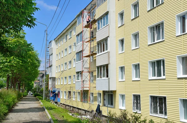 Vladivostok, Russia, June, 01, 2016. Repair and restoration work of a typical five storey building — Stock Photo, Image