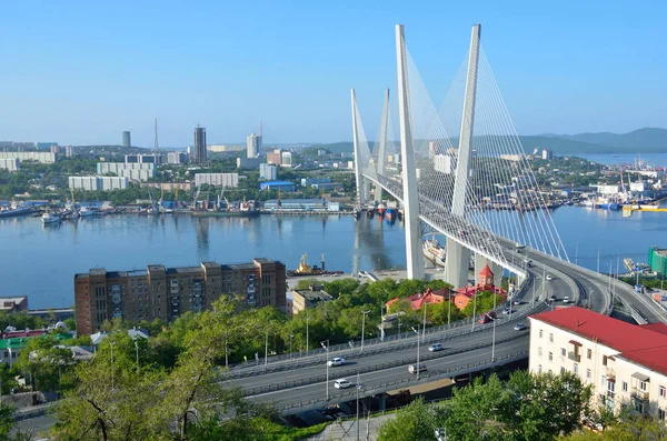 Rússia, a ponte através da baía de chifre dourado em Vladivostok em dia ensolarado — Fotografia de Stock