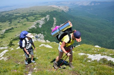 Perevalnoye, Kırım'da, Temmuz, 15, 2016. Chatyr-Dag en iyi Eklizi-Burun (1527 m için üst üzerinde hiking turist Plato)