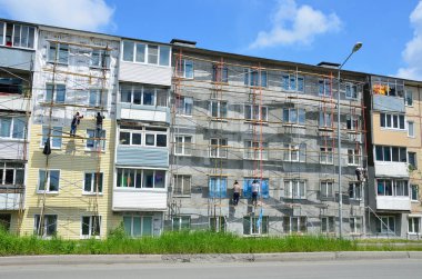 Vladivostok, Rusya, Haziran, 01, 2016. Onarım ve Restorasyon çalışmaları tipik bir beş katlı bina