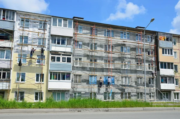 Vladivostok, Russia, June, 01, 2016. Repair and restoration work of a typical five storey building — Stock Photo, Image