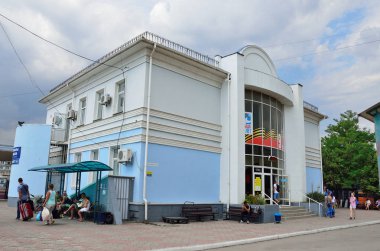 Evpatorya, Kırım'da, Temmuz, 04, 2016. Otobüs istasyonu Binası yakınındaki Internationalnaya sokakta yürüyen insanlar