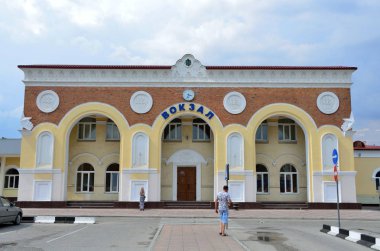 Evpatorya, Kırım'da, Temmuz, 04, 2016. Evpatorya tren istasyonunda bulutlu havalarda yakınındaki insanlar
