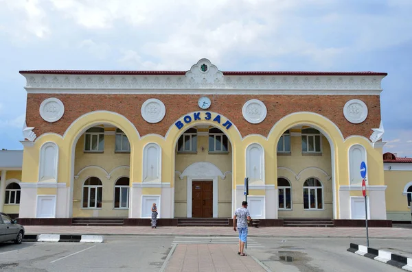 Yevpatoria Crimea Luglio 2016 Persone Piedi Vicino Alla Stazione Ferroviaria — Foto Stock