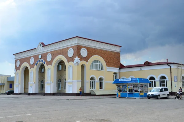 Yevpatoria Crimea July 2016 People Walking Train Station Yevpatoria Cloudy — Stock Photo, Image