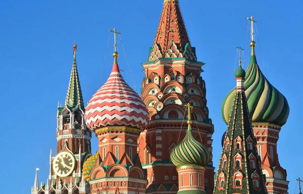 Moscou, Basílio catedral na Praça Vermelha em tempo ensolarado, Rússia — Fotografia de Stock