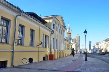 Moskova, Rusya, Kasım, 22, 2016. Bolshaya Nikitskaya sokakta yürüyen insanlar