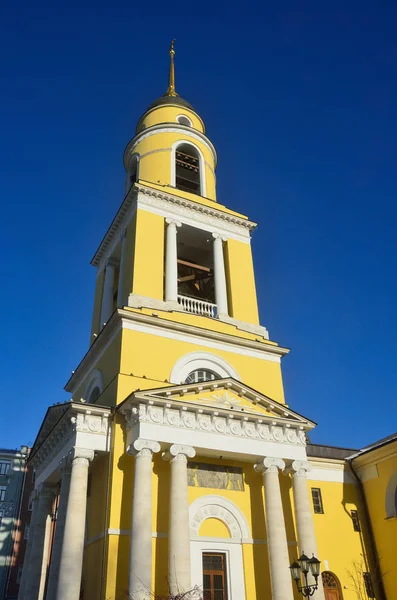 Klokketårnet i Den Store Opstignings Kirke, arkitekten A.G. Grigoryev, 1848. Moskva, Bolshaya Nikitskaya gade - Stock-foto